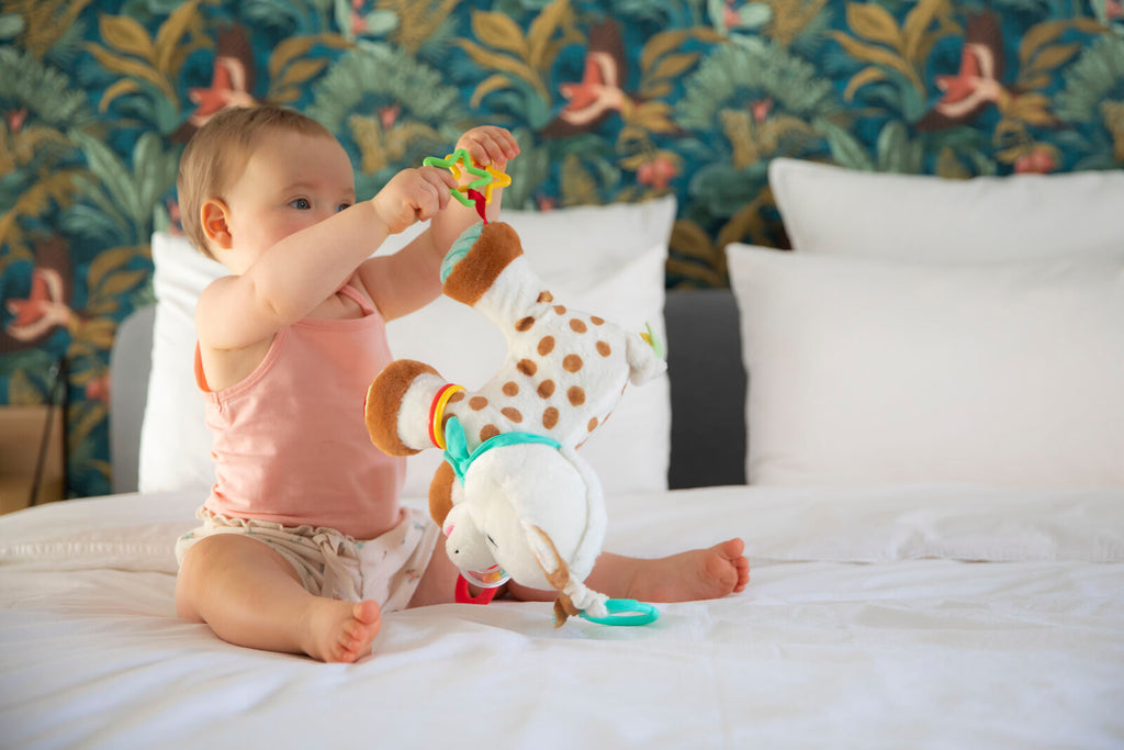 Βρεφικό Λούτρινο παιχνίδι Σόφι η καμηλοπάρδαλη με δραστηριότητες 0+μηνών Sophie la Girafe