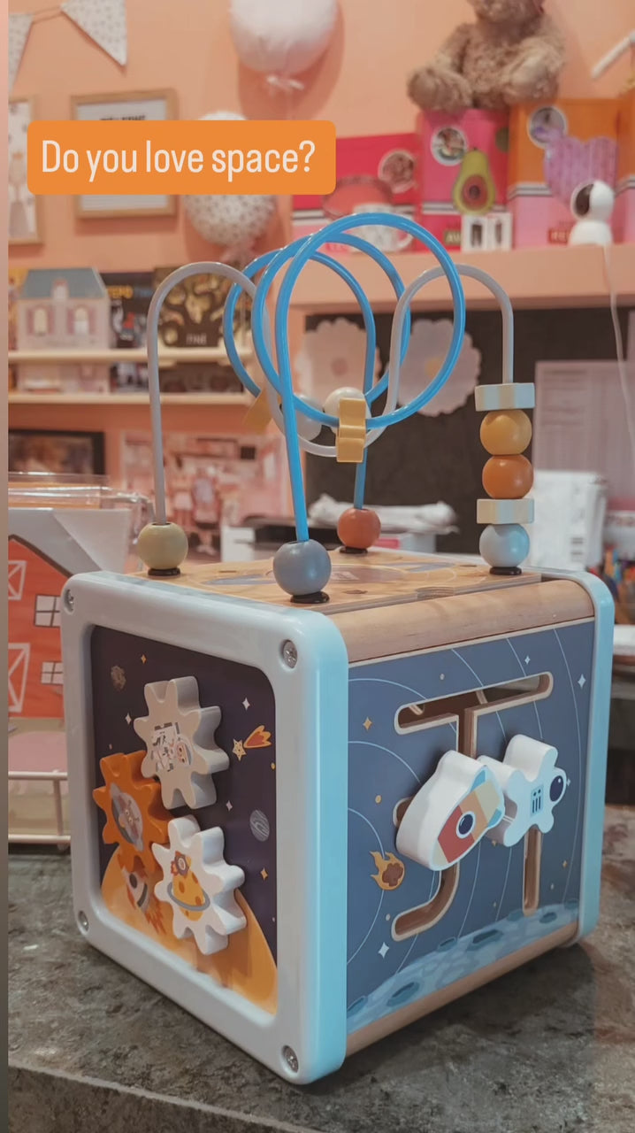 Ξύλινο παιδικό παιχνίδι κύβος δραστηριοτήτων Διάστημα 18+ μηνών 15,5x15,5x28cm Tooky Toy