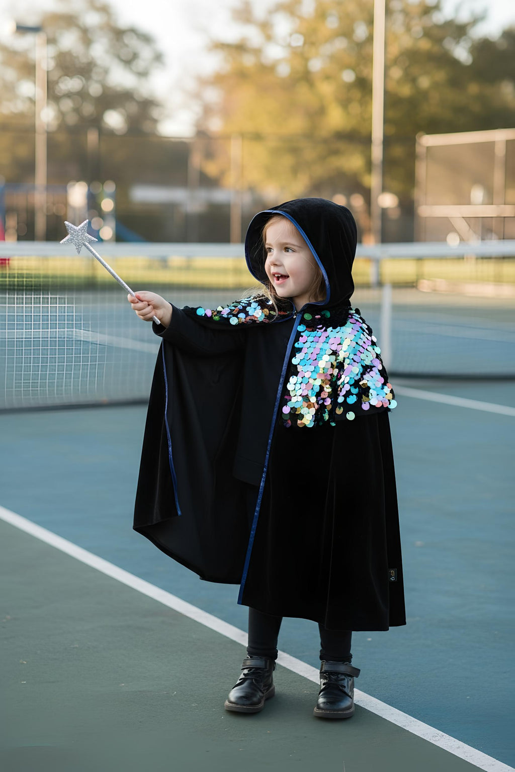 Παιδική μαύρη κάπα μάγισσα με παγιέτες βελουτέ Bella 3-10 ετών