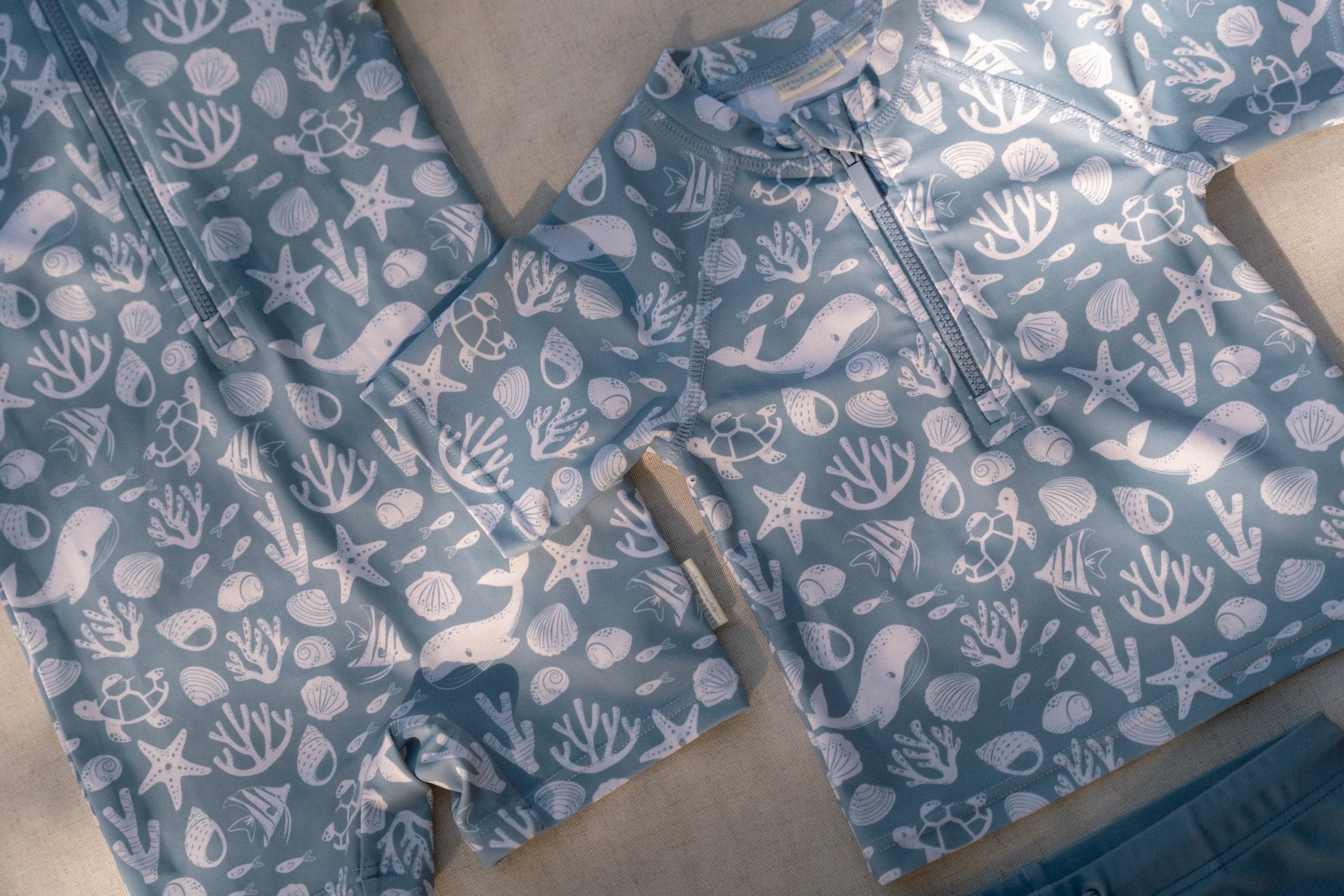 Παιδικό ολόσωμο κοντομάνικο μαγιό με προστασία UV Sea life Ocean blue 6M-2Y Little Dutch