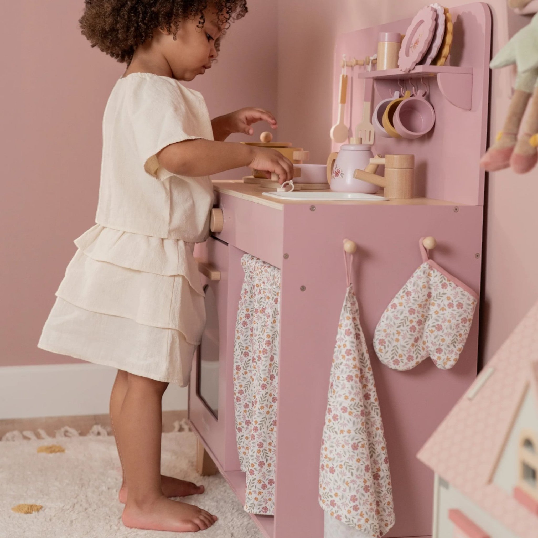 Ξύλινο παιδικό παιχνίδι κουζίνα Ροζ με αξεσουάρ παιχνιδιού 70.5x30x83 cm 3+ ετών Little Dutch