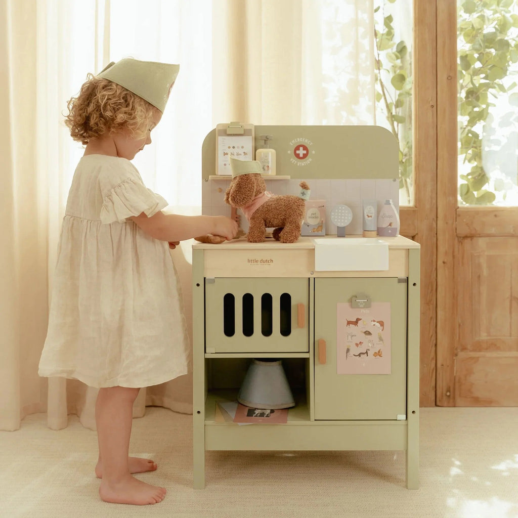 Wooden kid's toy Veterinary clinic 50.5x83.2x28.5 cm 3+ years Little Dutch