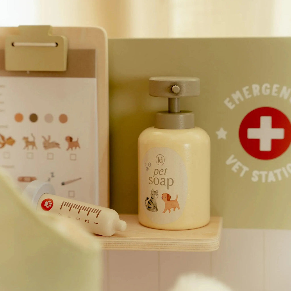 Wooden kid's toy Veterinary clinic 50.5x83.2x28.5 cm 3+ years Little Dutch