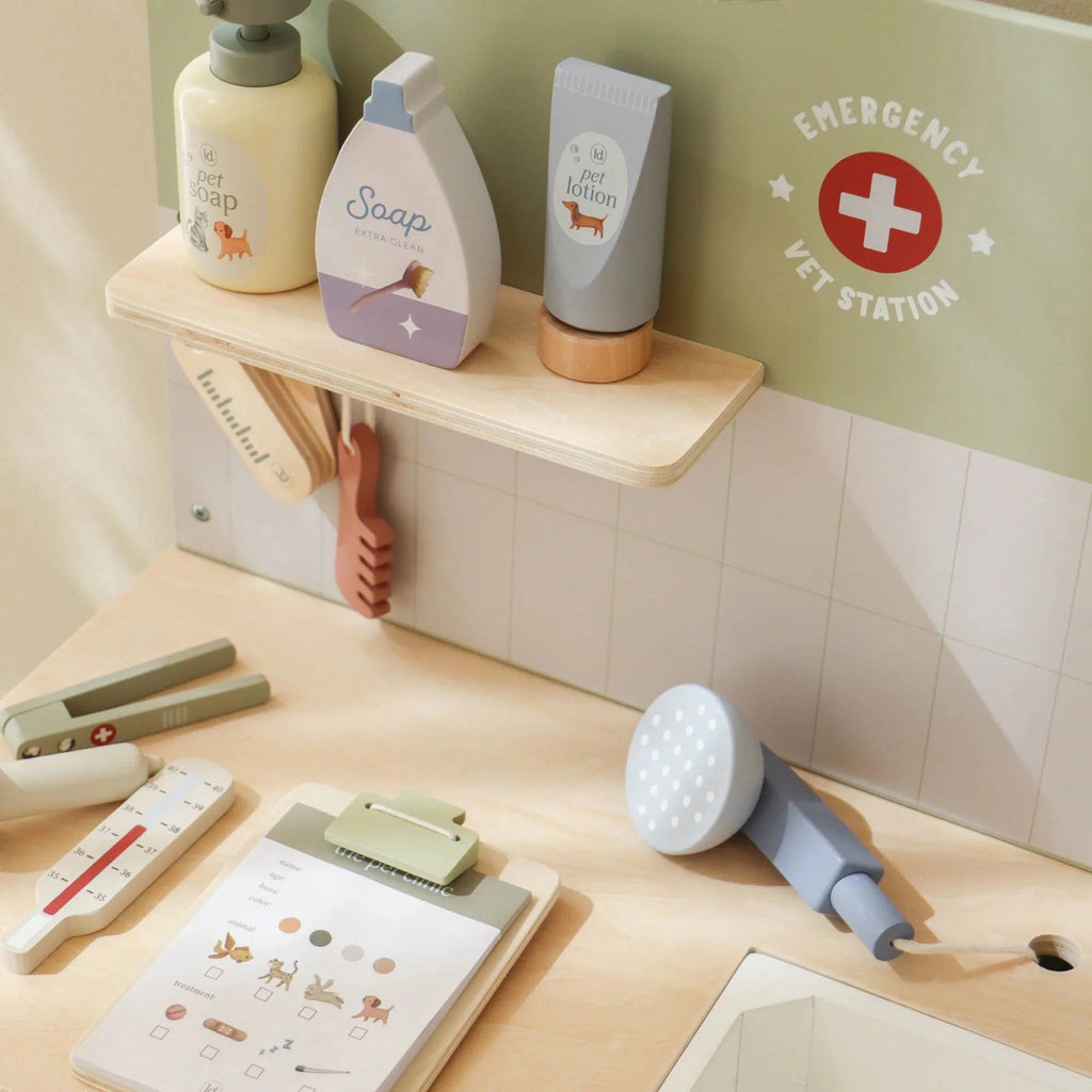 Wooden kid's toy Veterinary clinic 50.5x83.2x28.5 cm 3+ years Little Dutch