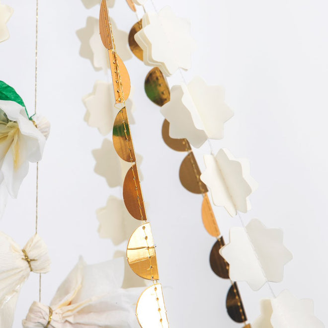 Decorative chandelier with white flowers - Meri Meri 48.5x71x48.5cm