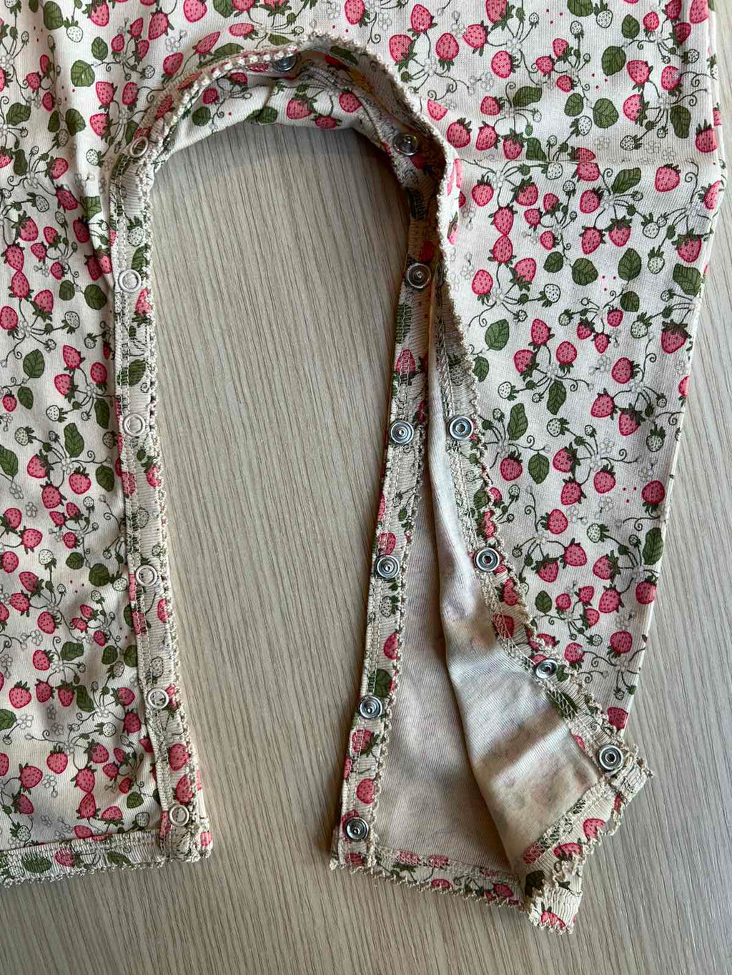 Konges Slojd παιδικό φορμάκι από οργανικό βαμβάκι Strawberry fields 12M