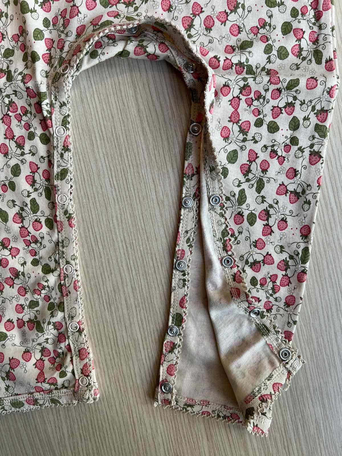 Konges Slojd παιδικό φορμάκι από οργανικό βαμβάκι Strawberry fields 12M