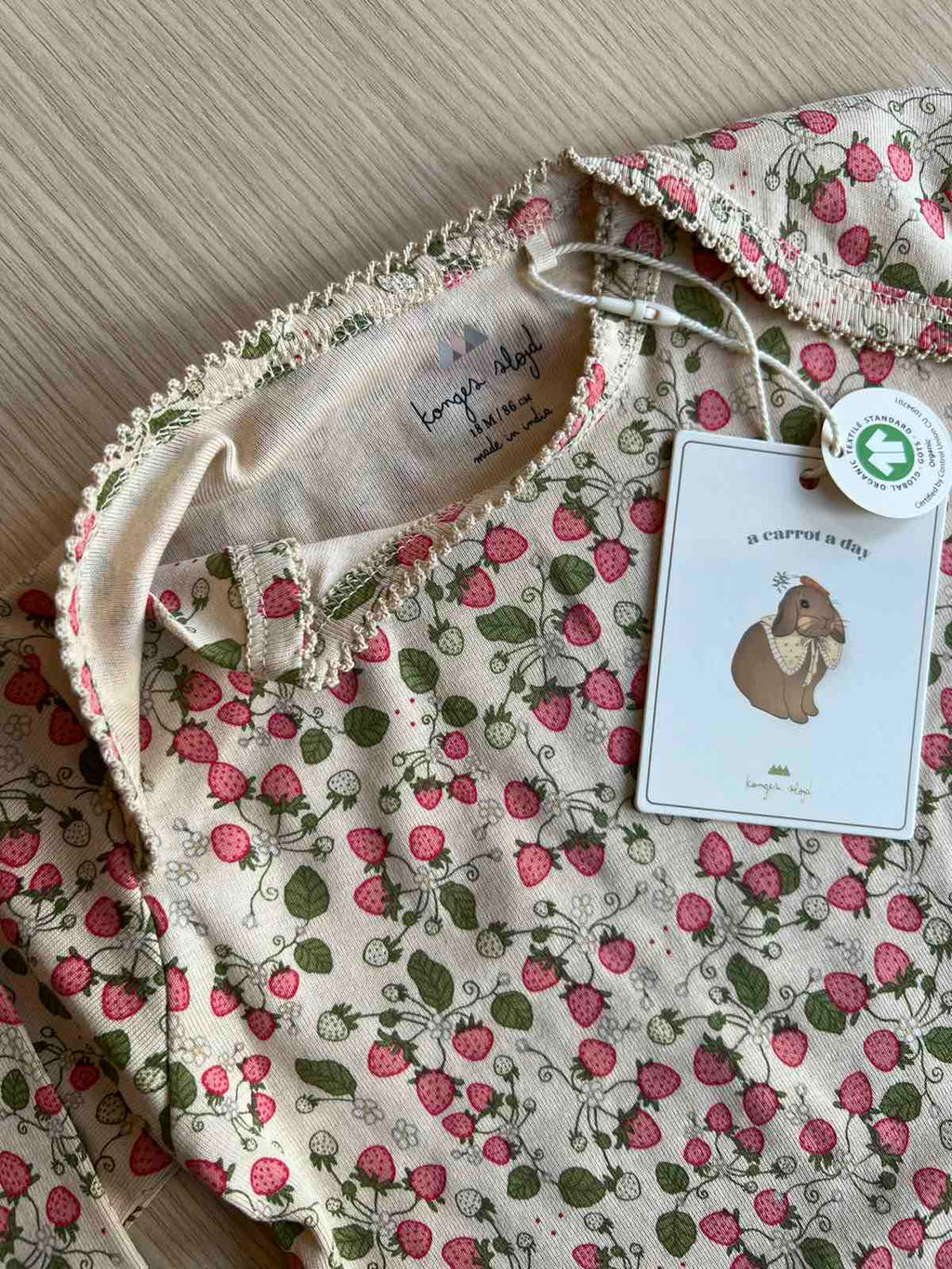Konges Slojd παιδικό φορμάκι από οργανικό βαμβάκι Strawberry fields 12M