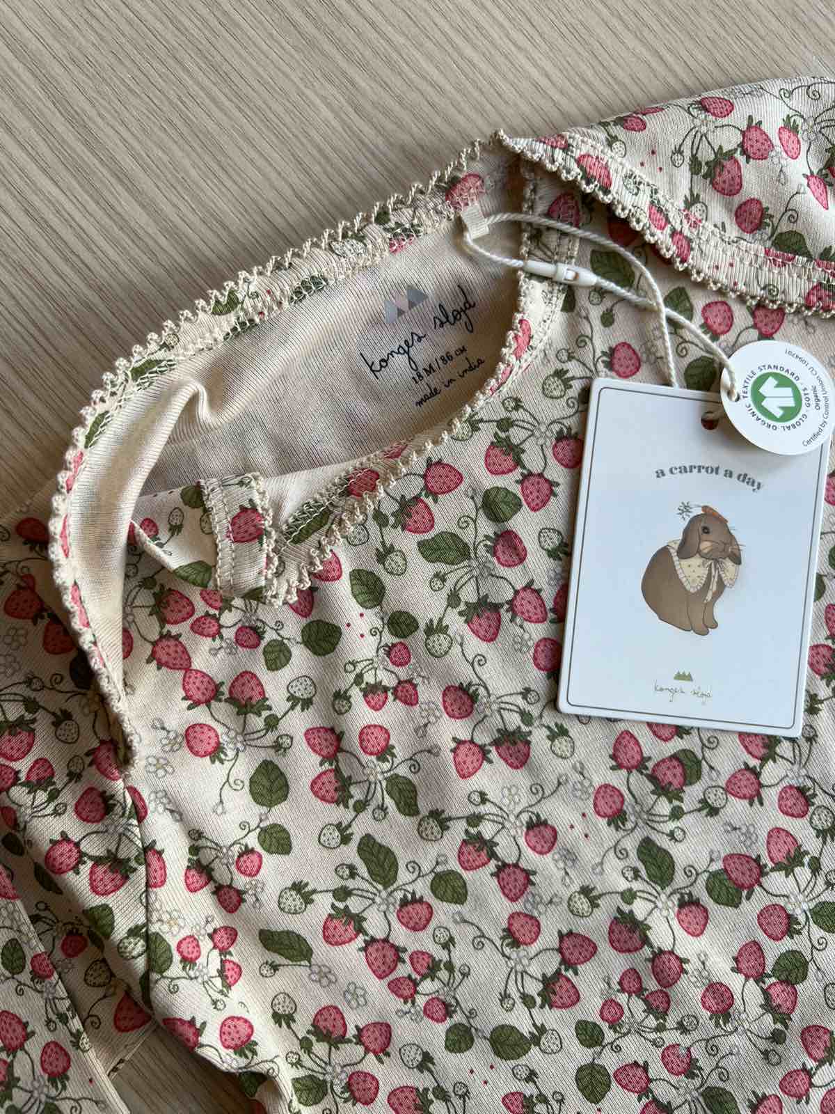 Konges Slojd παιδικό φορμάκι από οργανικό βαμβάκι Strawberry fields 12M