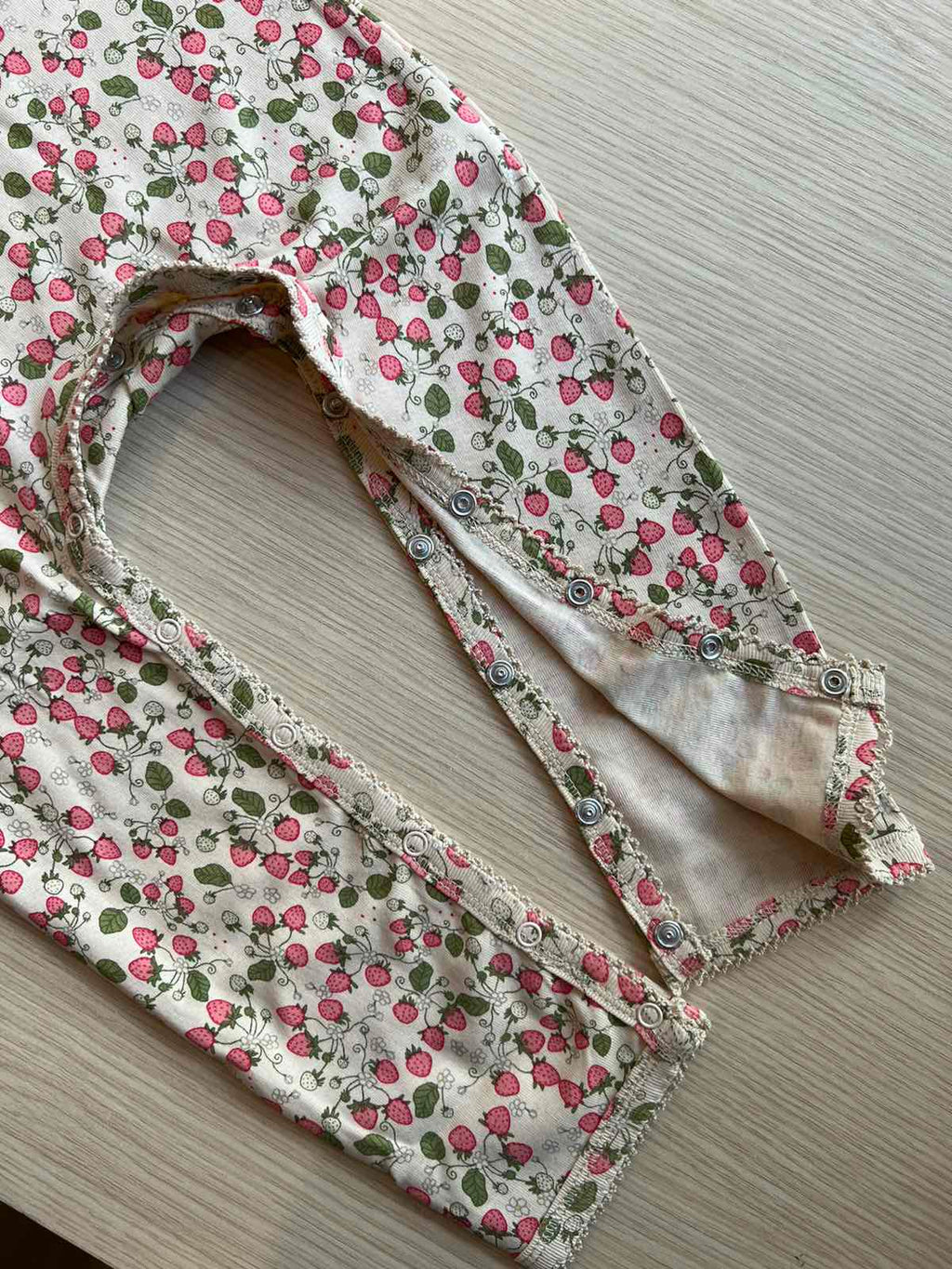 Konges Slojd παιδικό φορμάκι από οργανικό βαμβάκι Strawberry fields 12M