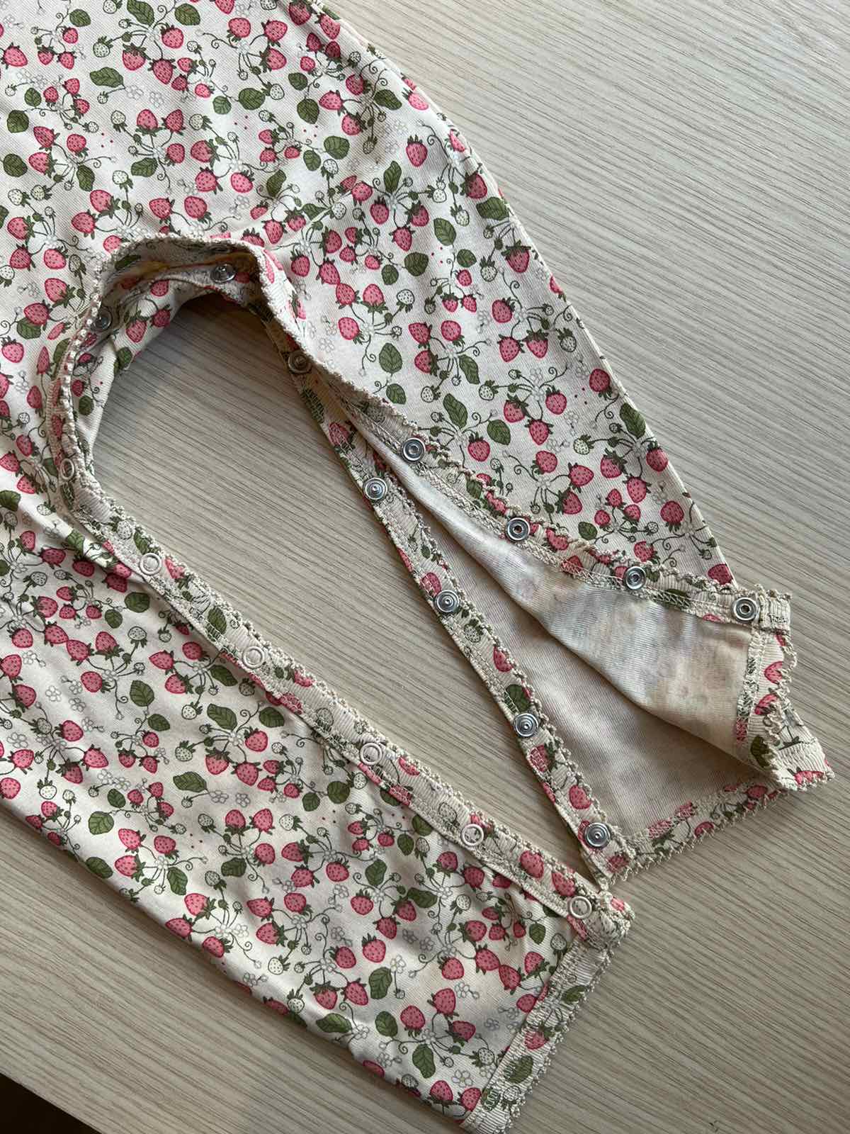 Konges Slojd παιδικό φορμάκι από οργανικό βαμβάκι Strawberry fields 12M