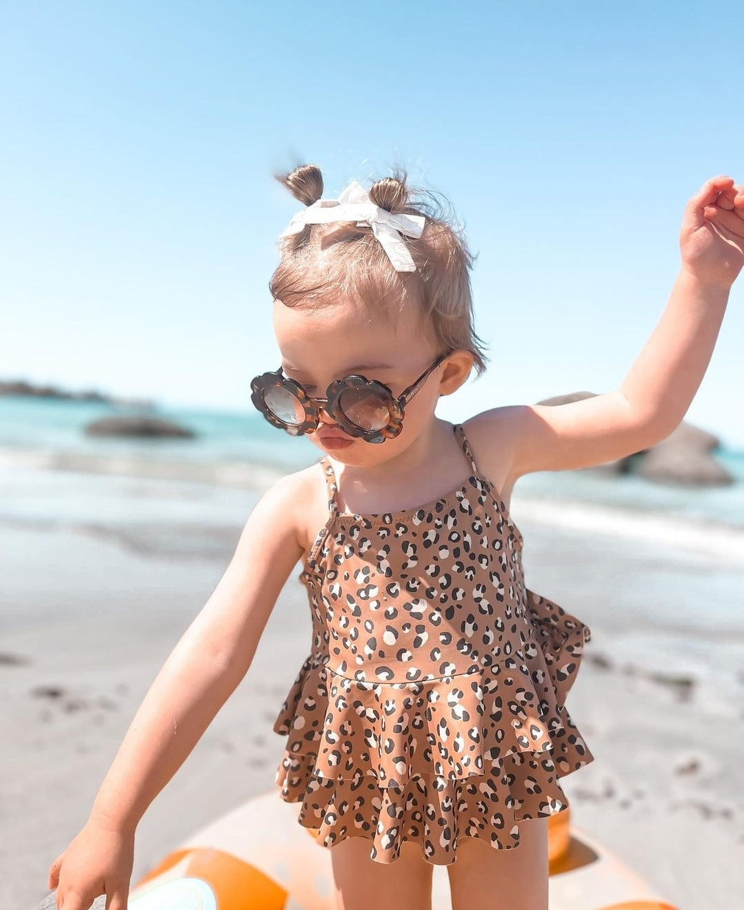 Παιδικό ολόσωμο μαγιό με βολάν Leo Brown 9M Konges Slojd