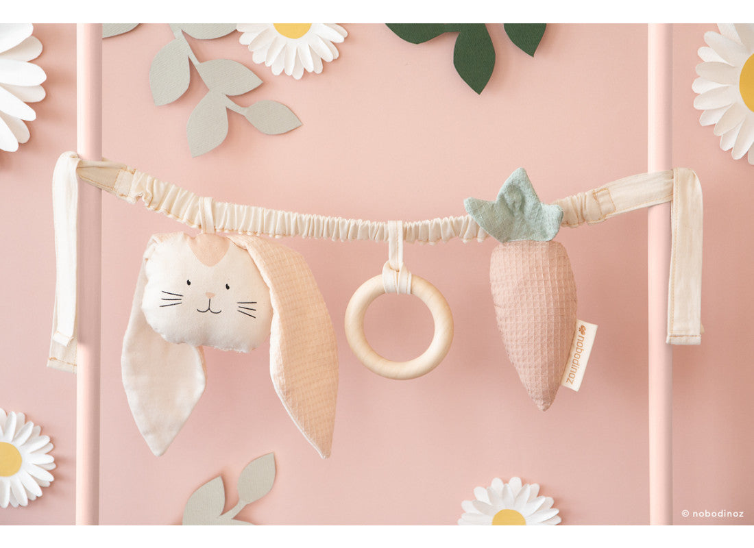 Υφασμάτινη γιρλάντα δραστηριοτήτων για νεογέννητο Καροτάκια και Λαγουδάκια Nobodinoz