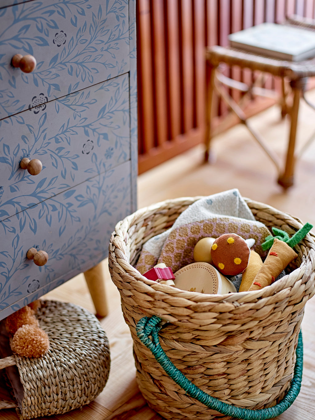 Παιδική ψάθινη τσάντα με διακοσμητικά πομ πομ 20x24cm - Bloomingville